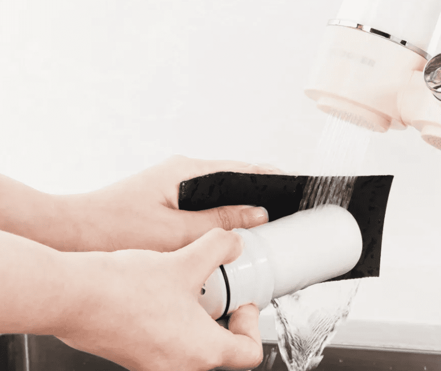 Процесс мытья насадки на кран Xiaomi QCOOKER CS-LSLT-06 для удаления хлора